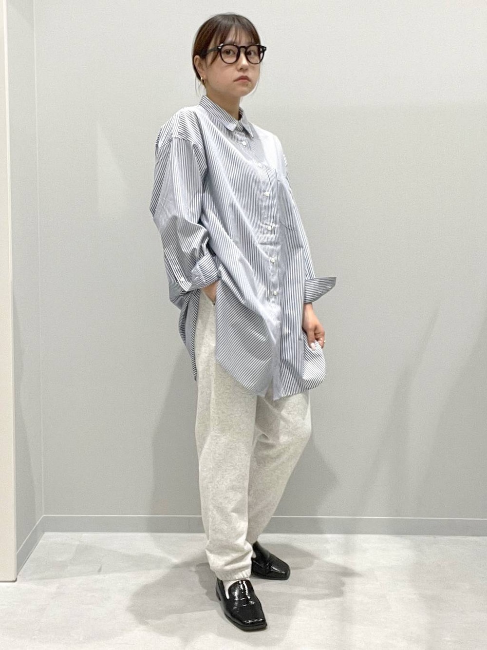 「カジュアル、ベーシック/シンプル、オーバーサイズ、スウェットパンツ、シャツスタイル、ラフ、春コーデ」｜「GLOBAL WORK Smile Seed Storeのスタンダードスウェットセット/970421（ルームウェア/パジャマ、グレー系）」を使った、kinacoさん（レディース・158cm）の春コーディネートの1枚目の写真