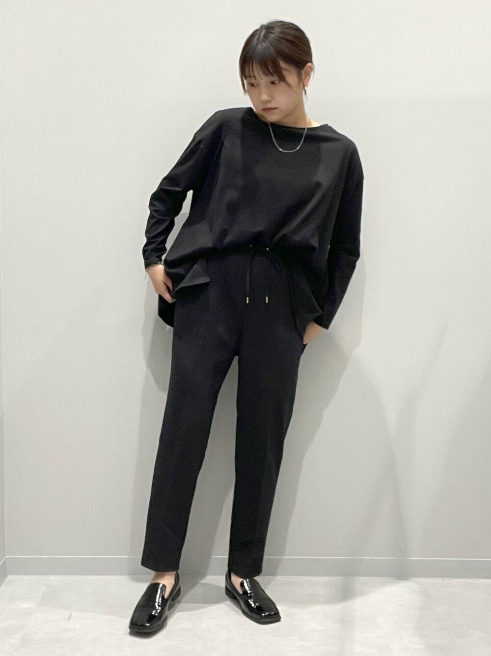 ブラック系のその他パンツ、ブラック系のTシャツ/カットソーを着用したレディースの春コーディネートの1枚目の写真