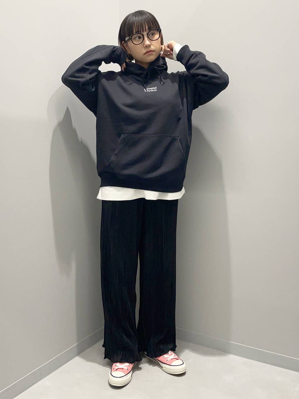 ホワイト系のTシャツ/カットソー、ブラック系のパーカー、ブラック系のその他パンツを着用したレディースの秋コーディネートの1枚目の写真