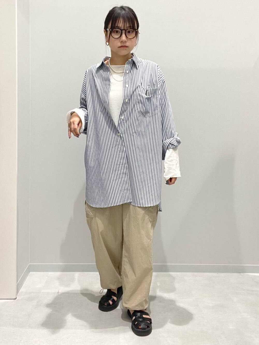 ベージュ系のカーゴパンツ、ブルー系のシャツ/ブラウスを着用したレディースの春コーディネートの1枚目の写真