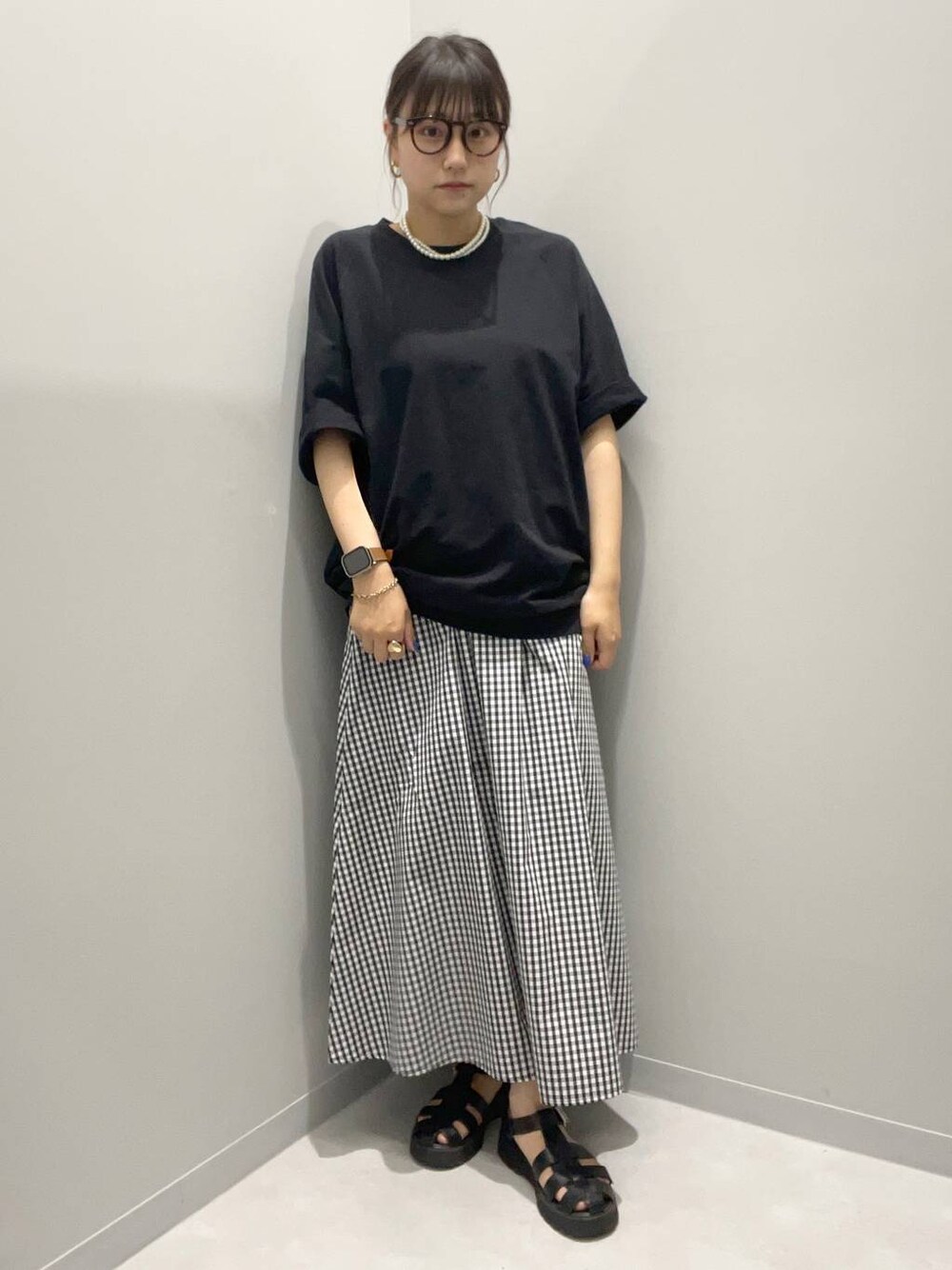 ブラック系のTシャツ/カットソーを着用したレディースの夏コーディネートの1枚目の写真