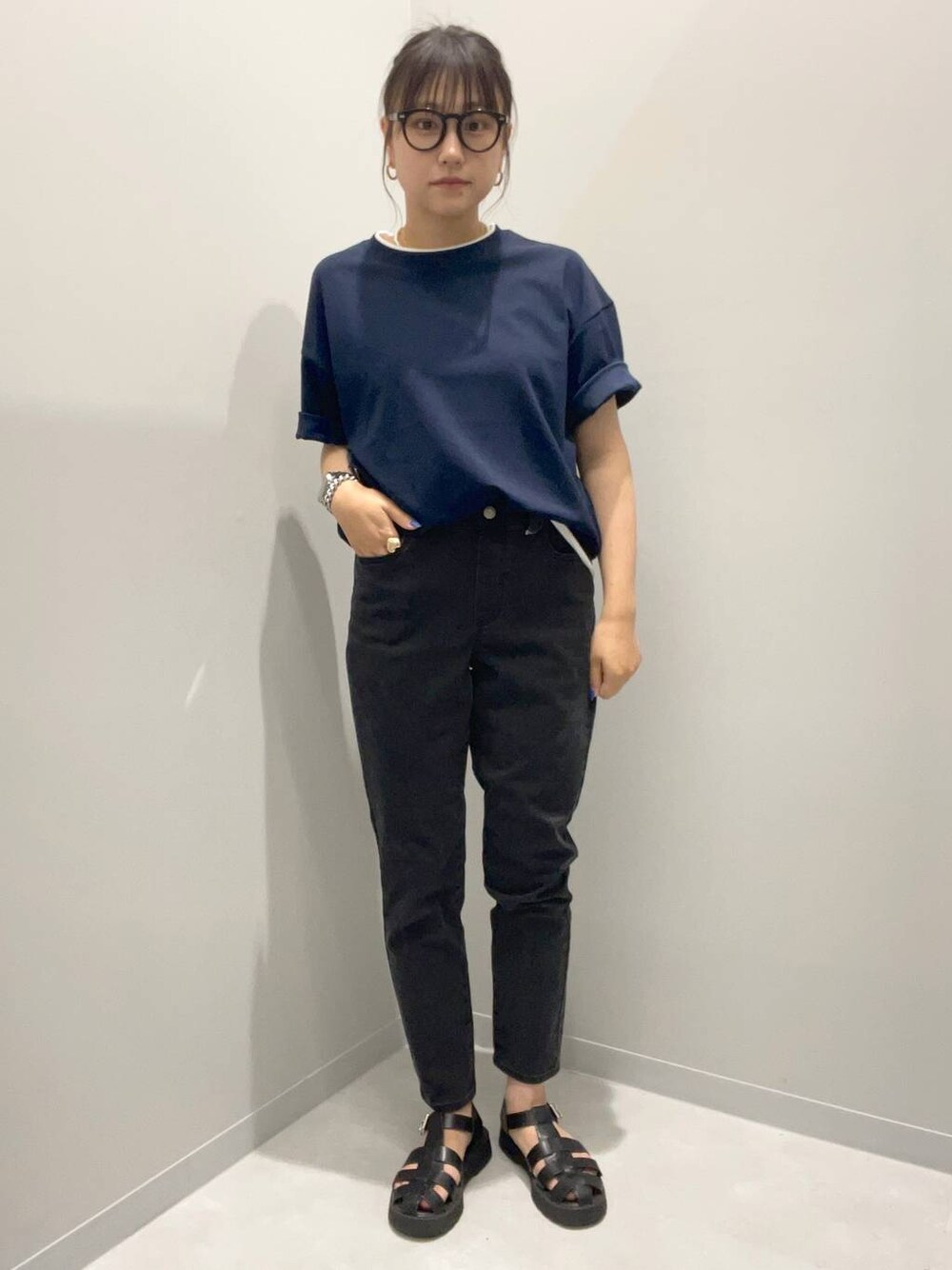 ブラック系のデニムパンツ、ブルー系のTシャツ/カットソーを着用したレディースの夏コーディネートの1枚目の写真