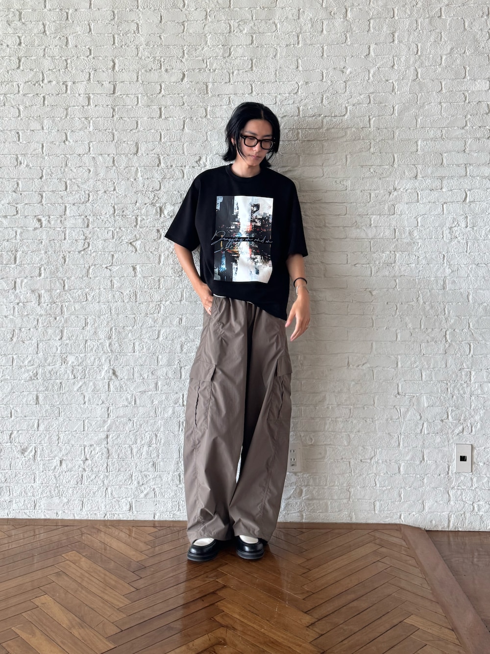 「メンズコーデ、シンプルコーデ、今日のコーデ、秋服準備はじめました、デニムパンツ、Tシャツ、夏ファッション、グレー」｜「tk.TAKEO KIKUCHIのアーバングラフィックブラシ刺繍Tシャツ（Tシャツ/カットソー、ブラック系）」を使った、SSさん（骨格ナチュラル・メンズ・178cm）の夏コーディネートの1枚目の写真