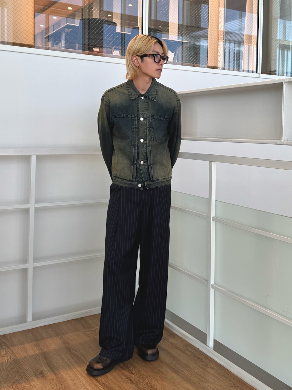 「モノトーン、夏コーデ、メンズファッション、Tシャツ、オトナカジュアル、爽やかコーデ、お出かけコーデ、カジュアルスタイル、おしゃれさんと繋がりたい」｜「tk.TAKEO KIKUCHIのウォッシュドカラーデニムブルゾン（デニムジャケット、ブラック系）」を使った、SSさん（骨格ナチュラル・メンズ・178cm）の春コーディネートの1枚目の写真