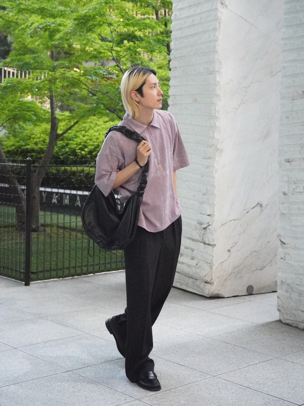 「ショルダーバッグ、シンプルスタイル、ファッションを楽しもう、大人カジュアル、メンズコーデ、春夏コーデ、ootd、淡色コーデ」｜「tk.TAKEO KIKUCHIのヴィンテージライクハーフジップポロシャツ（ポロシャツ、ピンク系）」を使った、SSさん（骨格ナチュラル・メンズ・178cm）の春コーディネートの1枚目の写真