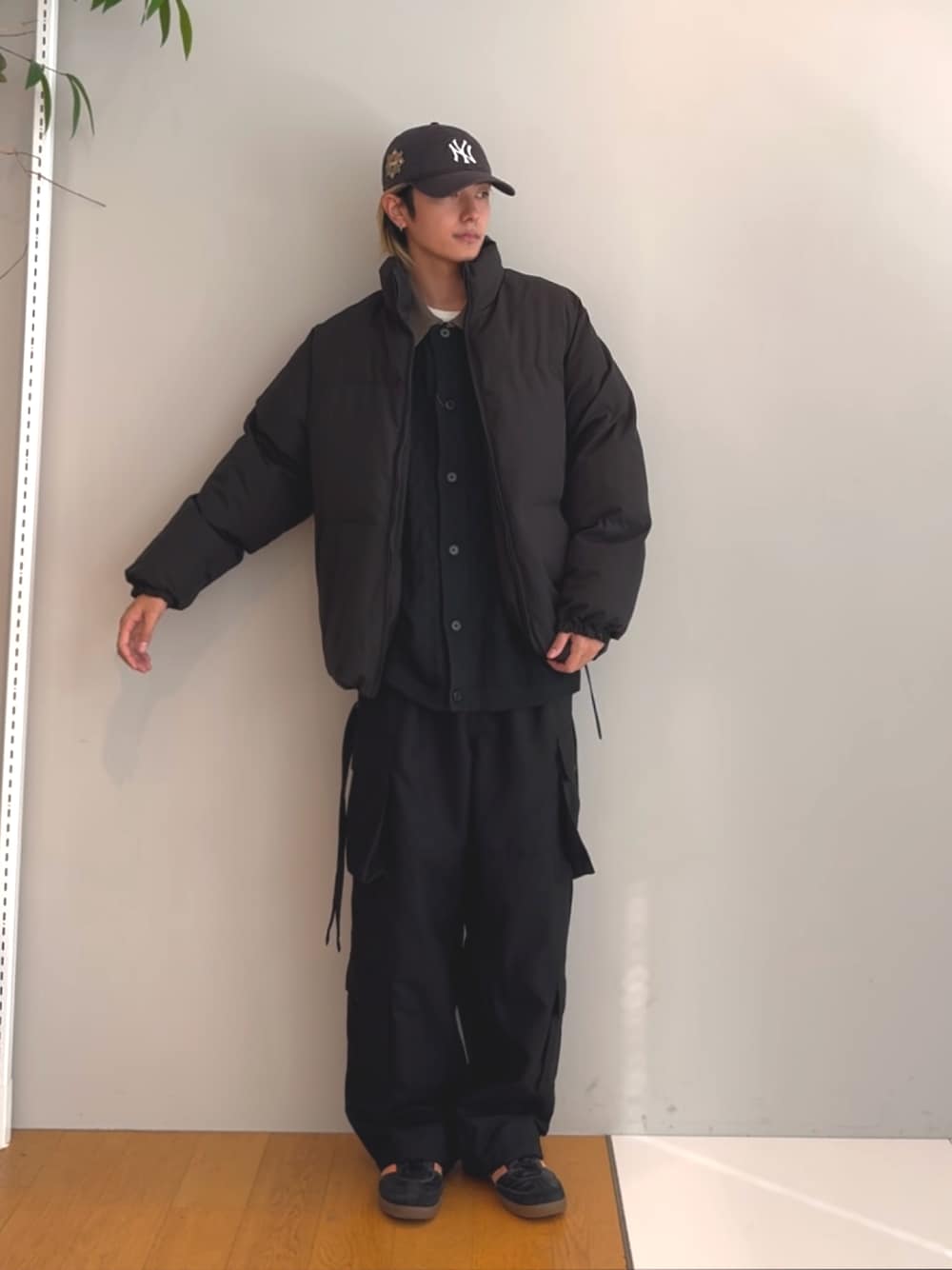 「冬コーデ、クリスマスに着たい服、秋冬コーデ、おしゃれさんと繋がりたい、カジュアルコーデ、ビッグシルエット」｜「tk.TAKEO KIKUCHIの【2WAY】パテッドリバーシブルジャケット（ダウンジャケット/コート、ブラック系）」を使った、SSさん（骨格ナチュラル・メンズ・178cm）の冬コーディネートの1枚目の写真