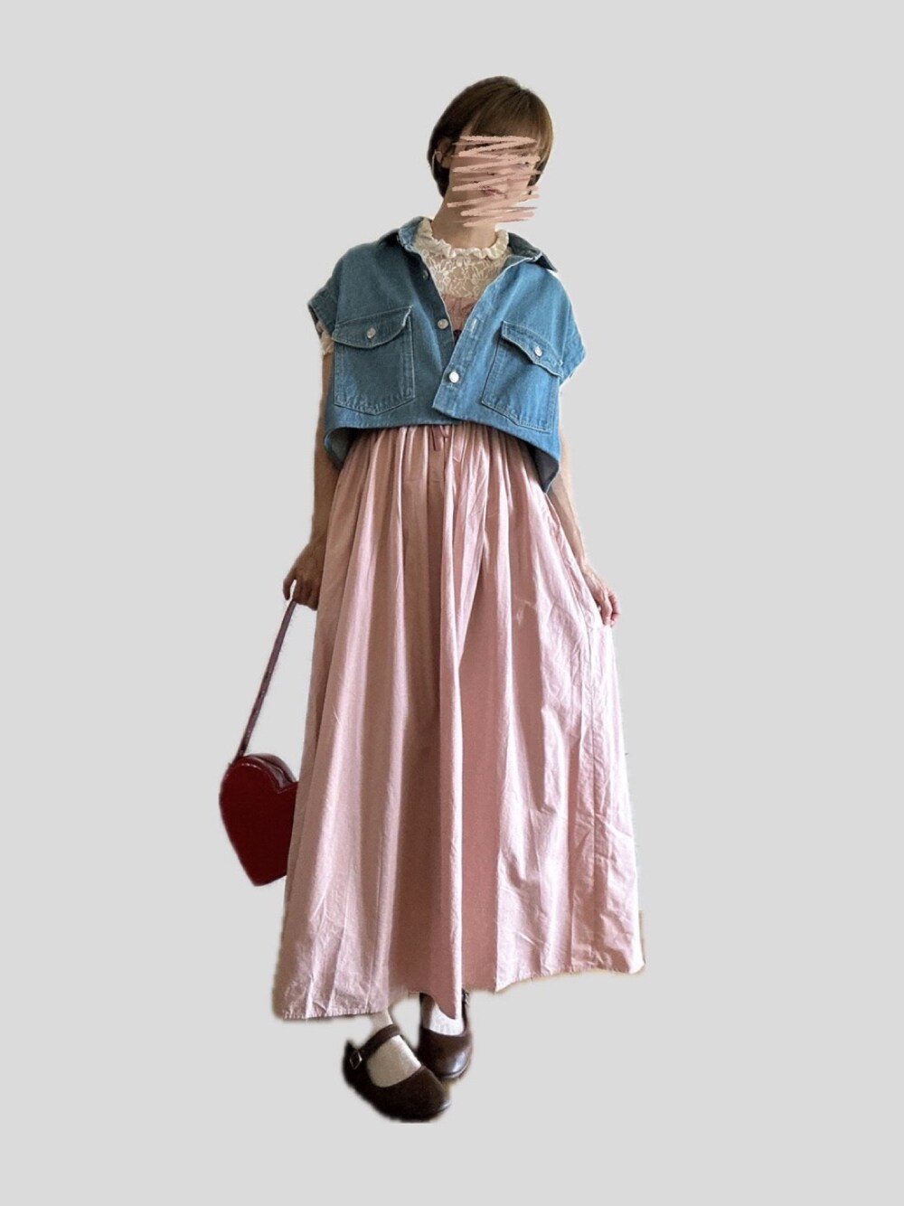 ピンク系のワンピース、ブラウン系のバレエシューズ、レッド系のハンドバッグを着用したレディースの秋コーディネートの1枚目の写真