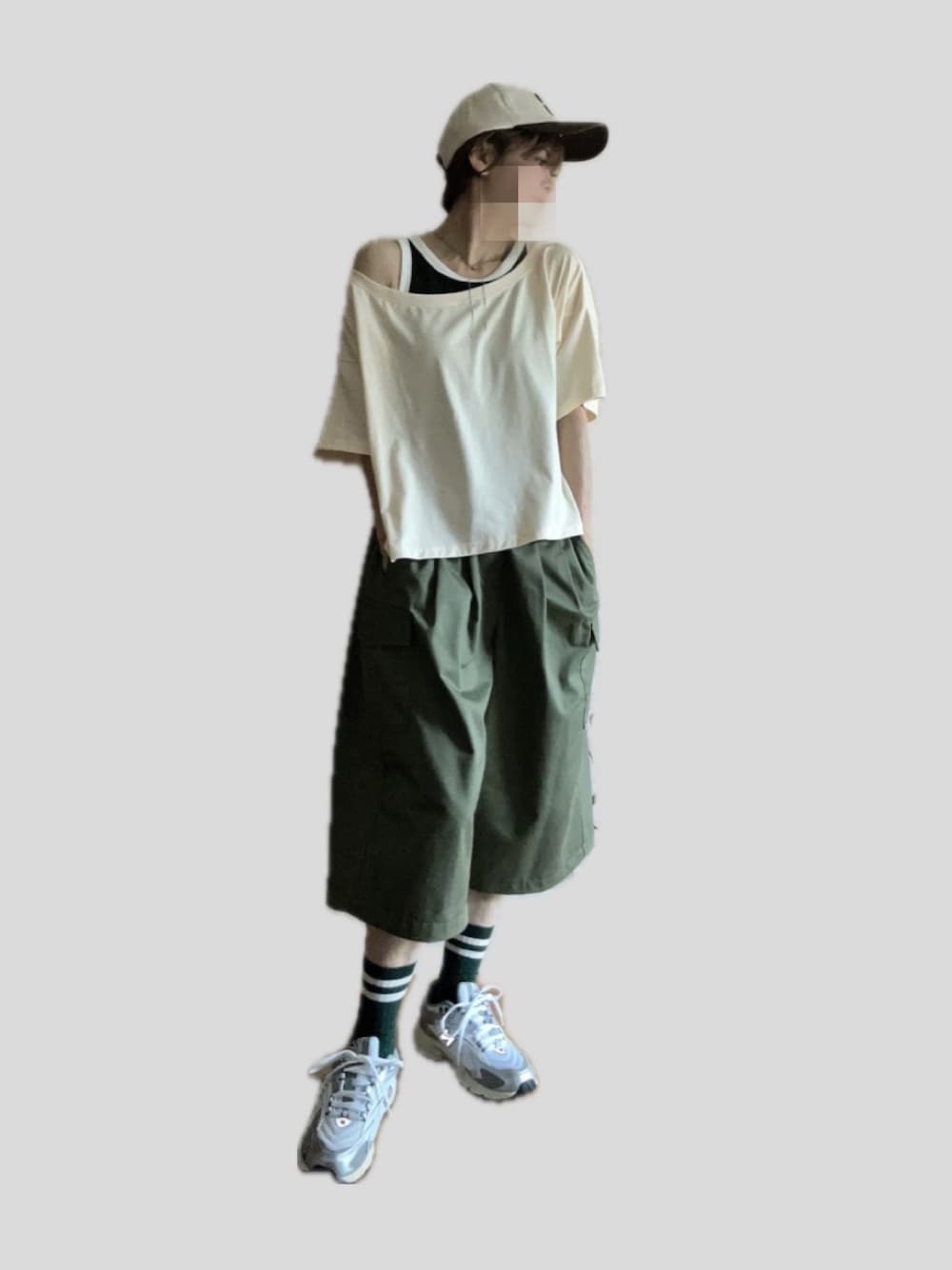 シルバー系のスニーカー、グリーン系のパンツ、イエロー系のTシャツ/カットソーを着用したレディースの秋コーディネートの1枚目の写真