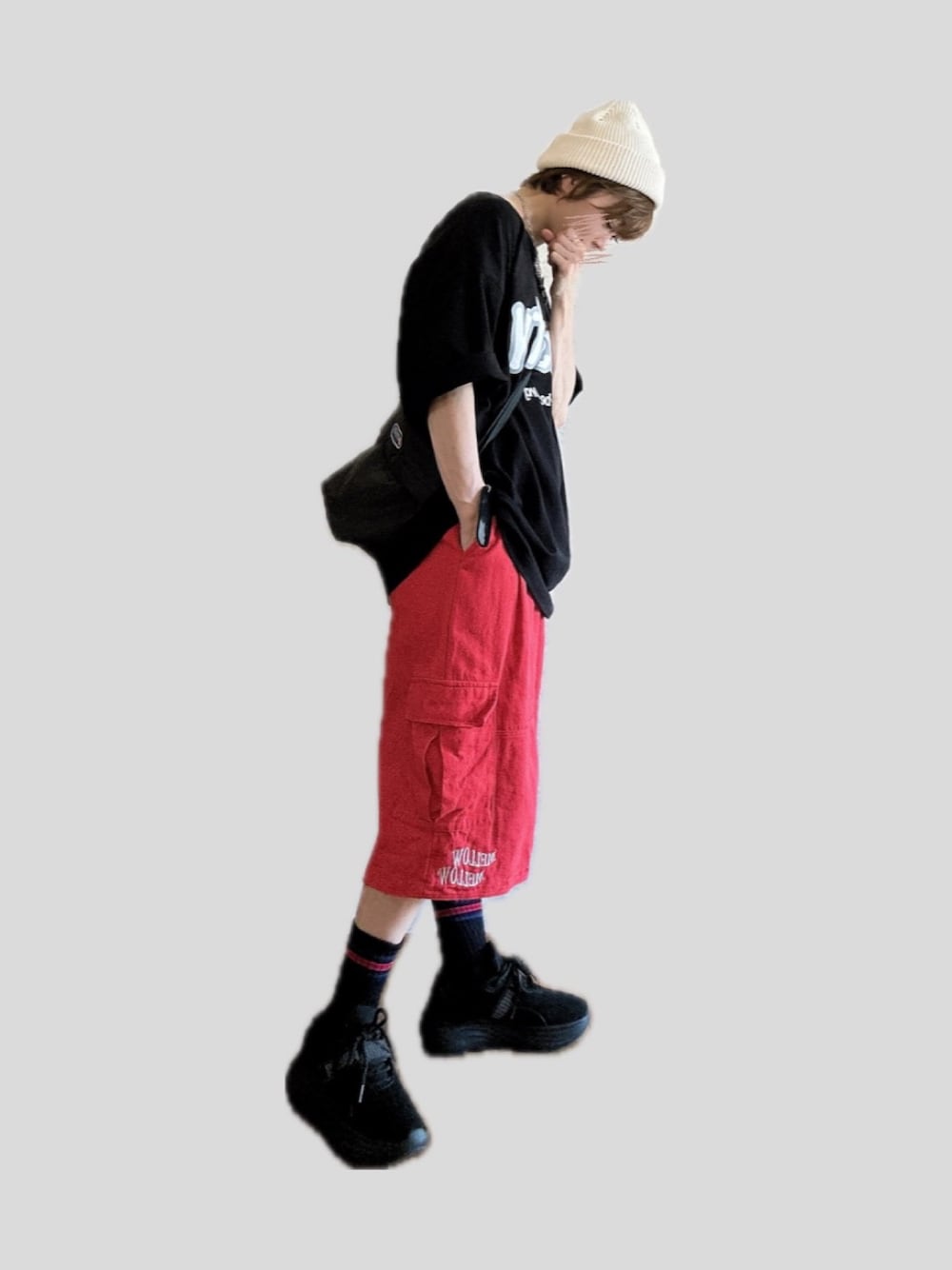 「ビーニー、ニット帽、ジーユーコーデ、ウィスティー、黒Tシャツ、リメイク、プーマ、ロゴT、ファミマ靴下、黒スニーカー、ストリートコーデ、カジュアルストリート、ハーフパンツコーデ、ハーパン、ハーフパンツ」｜「wisstyのwissty-ロゴT（Tシャツ/カットソー、ブラック系）」を使った、Moonさん（レディース・156cm）の秋コーディネートの1枚目の写真