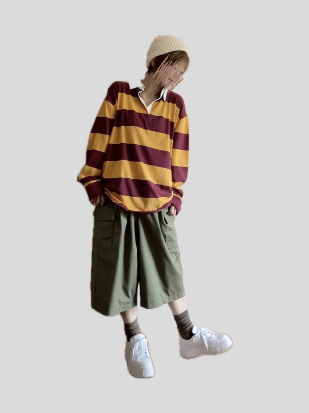 イエロー系のTシャツ/カットソー、グリーン系のパンツ、ホワイト系のスニーカーを着用したレディースの秋コーディネートの1枚目の写真