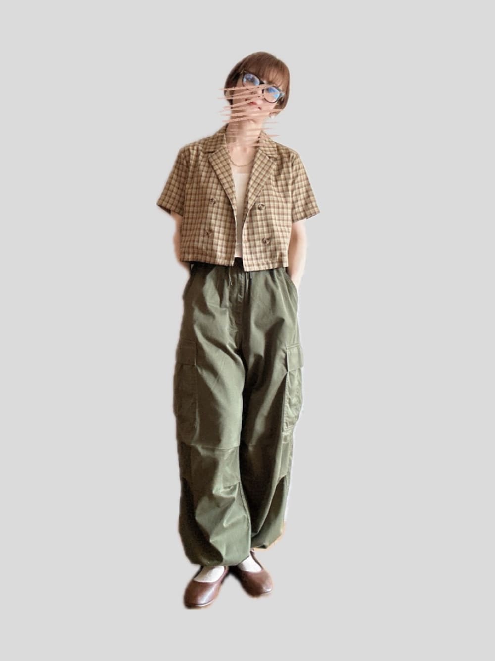 「カーゴパンツ、バレエシューズ、バレエシューズ×ソックス、ジャケットスタイル、ジャケットコーデ、カップ付きタンクトップ、ジーユーコーデ、古着コーデ、古着女子、タンクトップ、ワッフル、チェックジャケット、サングラススタイル、無印良品、半袖ジャケット」｜「GUのアイテム（カーゴパンツ、グリーン系）」を使った、Moonさん（レディース・156cm）の夏コーディネートの1枚目の写真