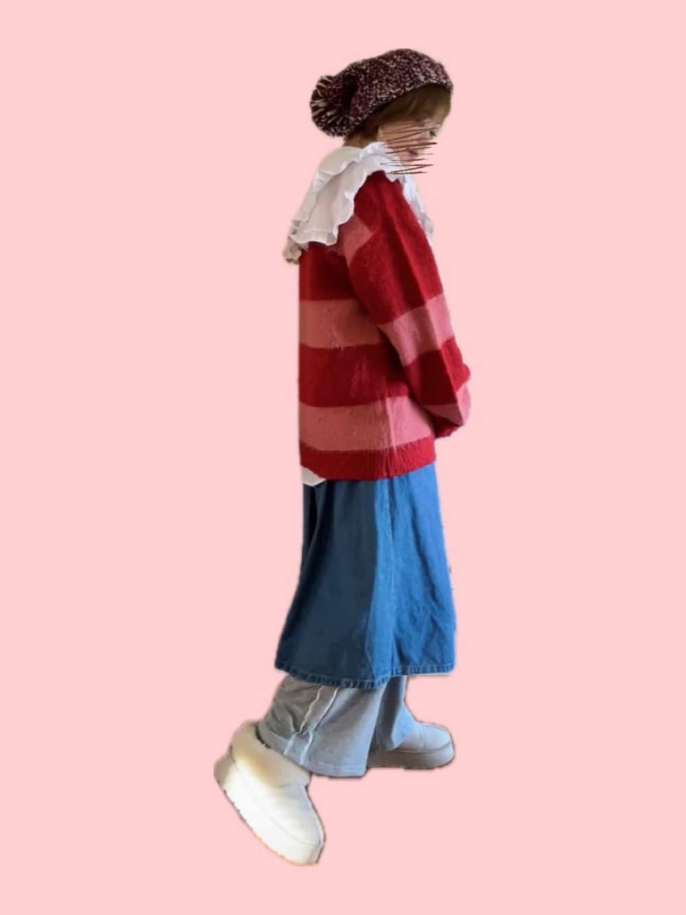 「クリスマスに着たい服、ニット帽、ビッグカラー、ボーダー、ボーダーニット、レイヤードスタイル、レイヤード、ラインパンツ、スウェットパンツ、デニムスカート、ムートンブーツ、しまむらコーデ、赤ニット、大人かわいい、冬服」｜「しまむらの2024年10月購入 （ニット/セーター、レッド系）」を使った、Moonさん（レディース・156cm）の冬コーディネートの1枚目の写真