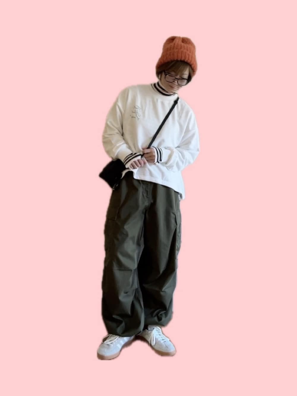 「ニット帽、スウェット、スウェットコーデ、ボーダー、ハイネック、レイヤードスタイル、レイヤード、カーゴパンツ、アディダススニーカー、ハンドボールスペツィアル、ジーユー、サマンサモスモスブルー、カジュアルコーデ、最近のいい感じコーデ、ストリートコーデ」｜「GUのアイテム（カーゴパンツ、グリーン系）」を使った、Moonさん（レディース・156cm）の冬コーディネートの1枚目の写真