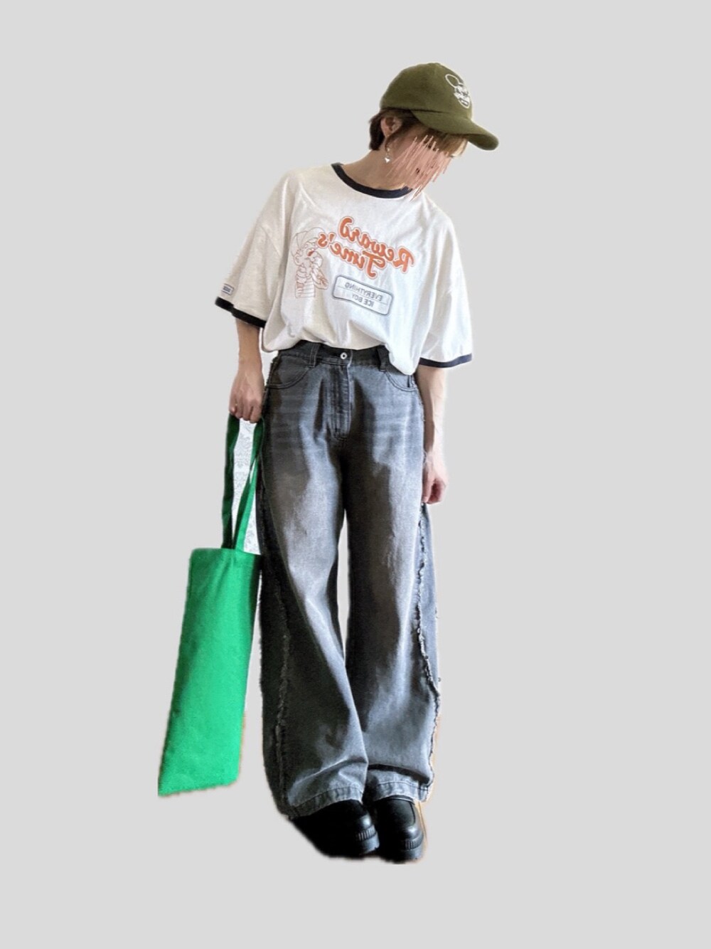 ホワイト系のTシャツ/カットソー、グリーン系のトートバッグ、ブラック系のローファーを着用したレディースの秋コーディネートの1枚目の写真