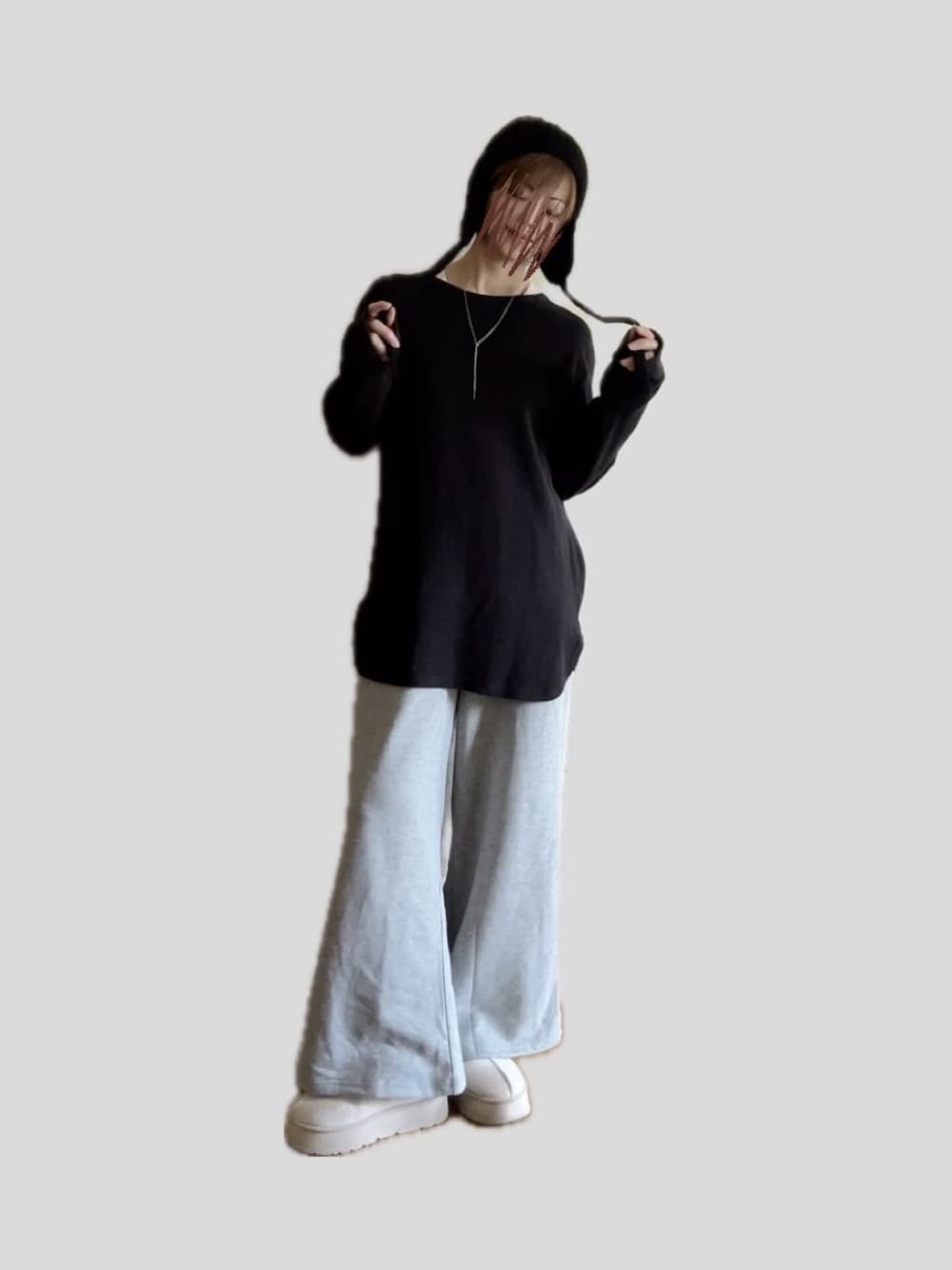 「ayano、CutieBeauty、しまむら、しまむらコーデ、サイドレース、ラインパンツ、スウェットパンツ、ファーブーツ、グレイルコーデ、ジーユーコーデ、イヤーフラップキャップ、ニット帽、モノトーンコーデ、黒Tシャツ、カジュアルコーデ」｜「しまむらの2024秋購入 しまむら ayano by Cutie Beauty サイドレースロンP  Lsizeのみ残ってて買えた!! Lでも丈は長くなくて良かった!!（スウェットパンツ、グレー系）」を使った、Moonさん（レディース・156cm）の秋コーディネートの1枚目の写真