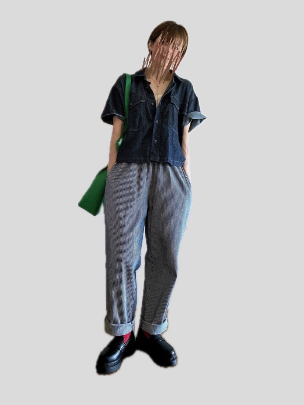 ブラック系のローファー、ブルー系のパンツ、グリーン系のトートバッグを着用したレディースの秋コーディネートの1枚目の写真