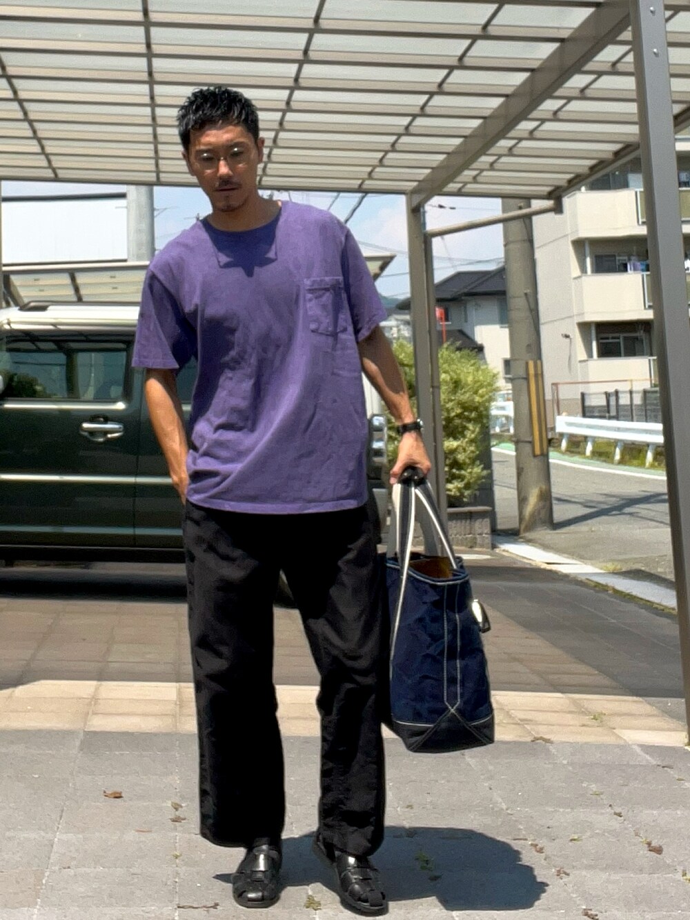パープル系のTシャツ/カットソー、ブラック系のパンツ、ブルー系のトートバッグを着用したメンズの夏コーディネートの1枚目の写真