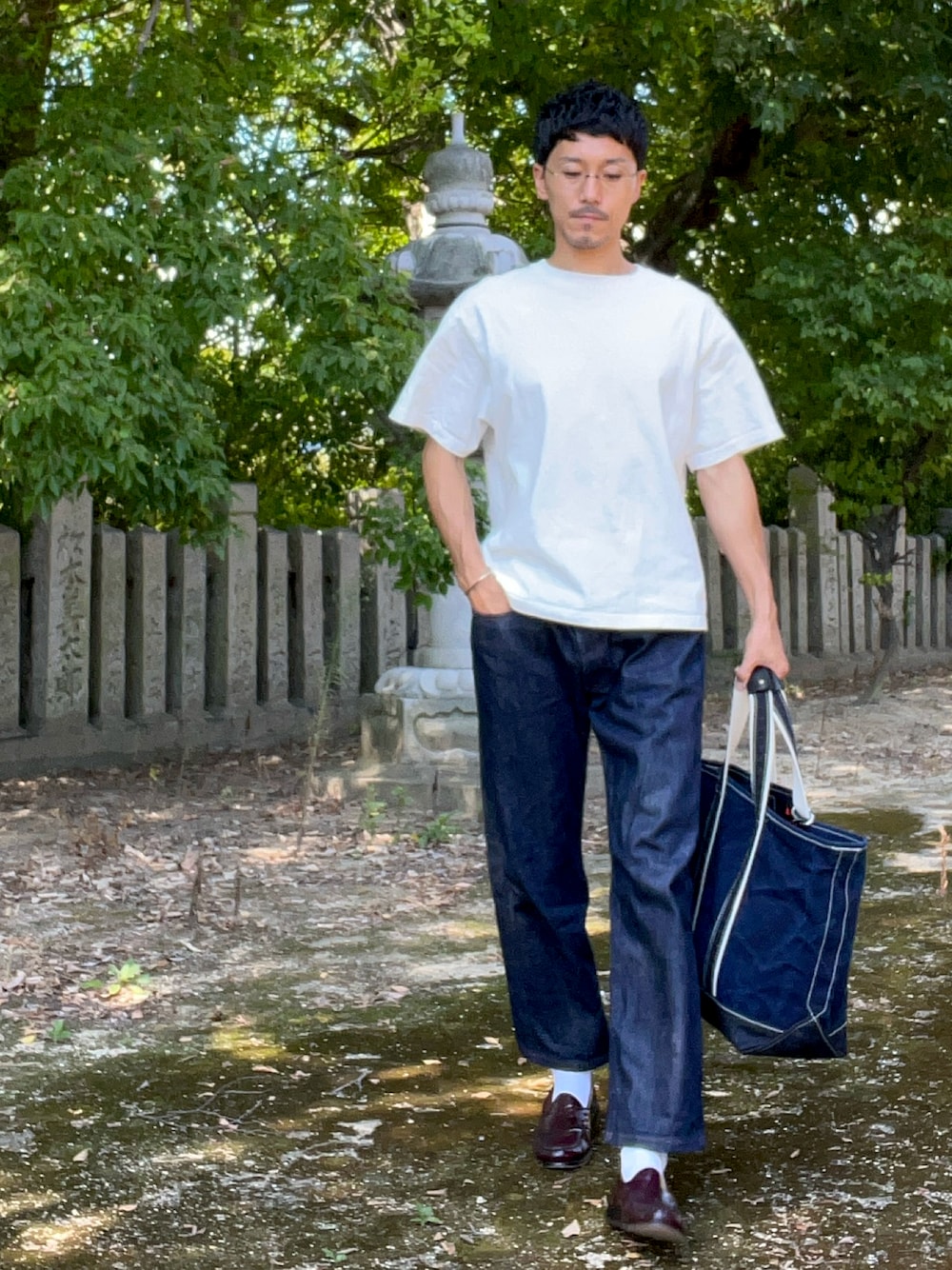 ホワイト系のTシャツ/カットソー、ブルー系のデニムパンツ、レッド系のローファーを着用したメンズの秋コーディネートの1枚目の写真