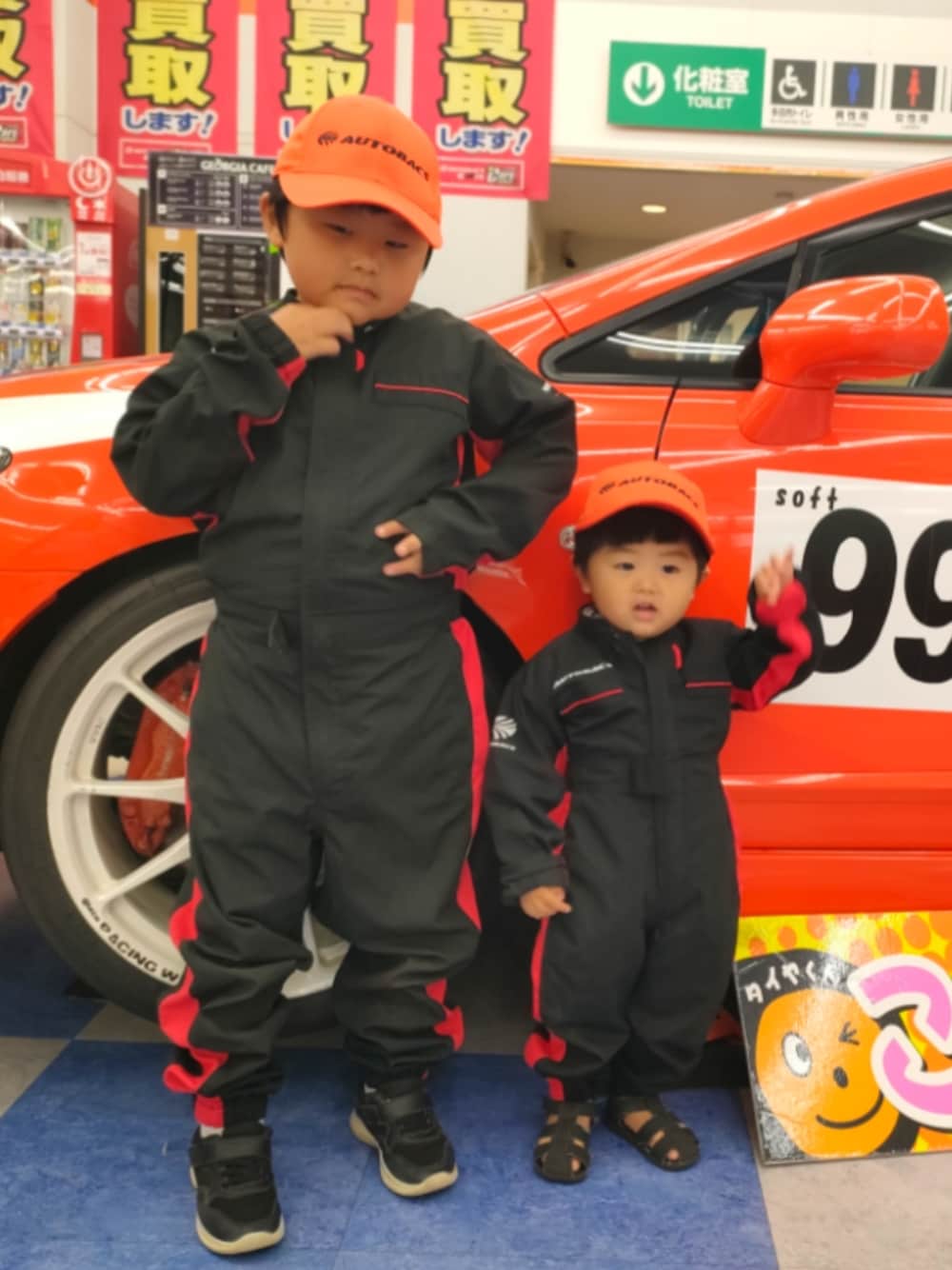 「キッズファッション、男の子コーデ、むすこーで、小学生、2歳、5歳差兄弟、お仕事体験、オートバックス、つなぎ、つなぎスタイル」｜「H&Mのアイテム（サンダル、ブラック系）」を使った、chilltohaさん（キッズ・110cm）の夏コーディネートの1枚目の写真