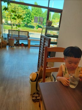 「アイテム（セットアップ、ホワイト系）」を使った、chilltohaさん（キッズ・110cm）の夏コーディネート