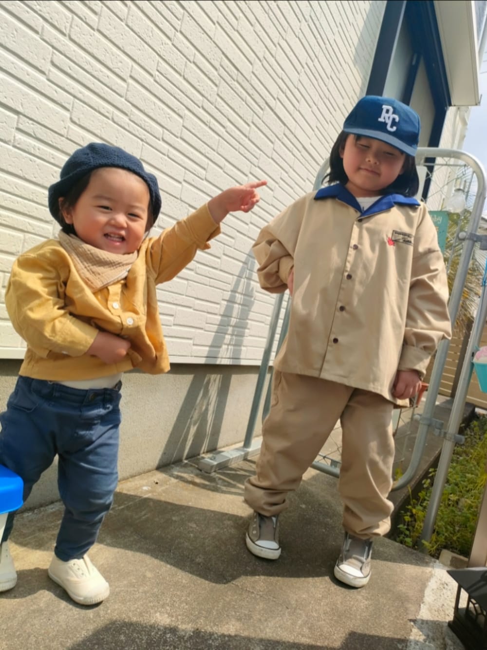 ベージュ系のシャツ/ブラウス、ブルー系のパンツ、ホワイト系のスニーカーを着用したキッズの春コーディネートの1枚目の写真