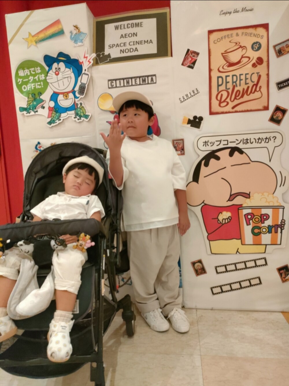 ホワイト系のTシャツ/カットソー、ホワイト系のサンダル、ホワイト系のデニムパンツを着用したキッズの秋コーディネートの1枚目の写真
