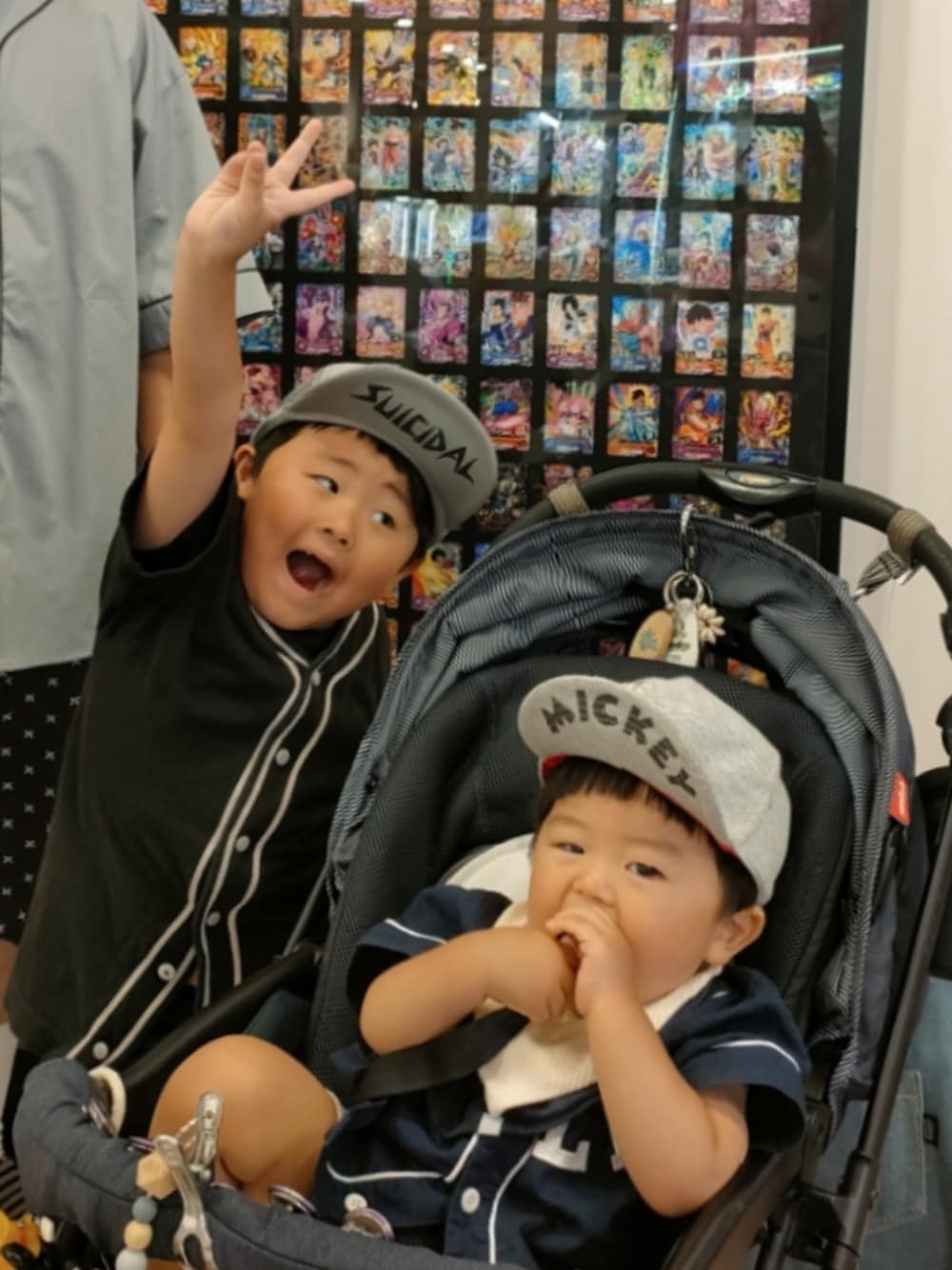 ブラック系のシャツ/ブラウス、ブルー系のパンツ、ブルー系のシャツ/ブラウスを着用したキッズの夏コーディネートの1枚目の写真