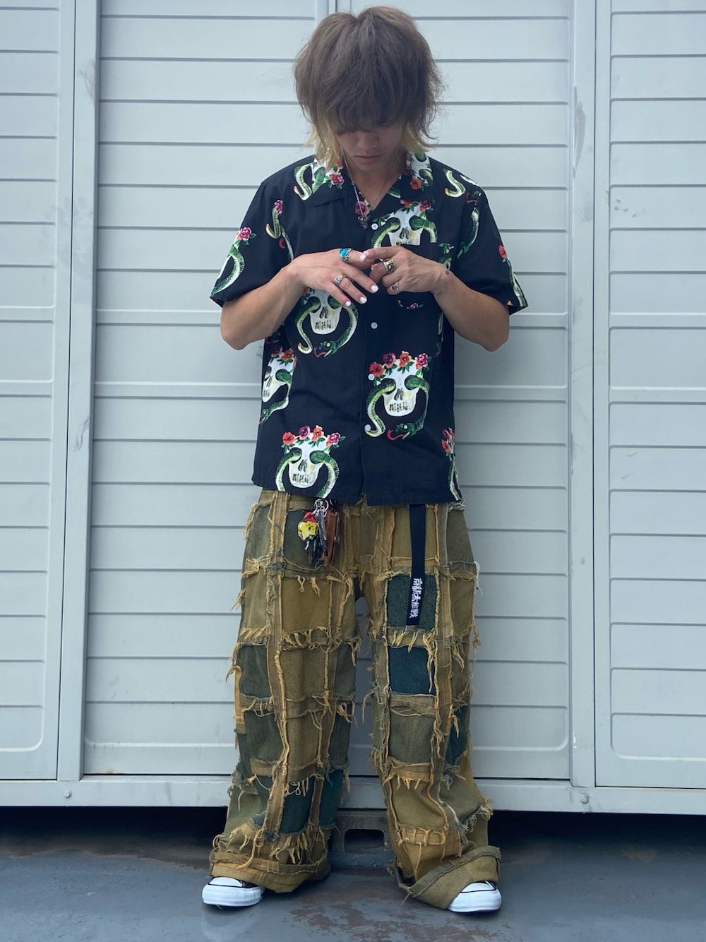 「シンプル、stussy、リメイクデニム、古着好きな人と繋がりたい、古着MIX、古着男子」｜「STUSSYのアイテム（シャツ/ブラウス、ブラック系）」を使った、hana_keydlothesさん（メンズ・167cm）の夏コーディネートの1枚目の写真