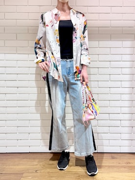 「Desigual（デシグアル）のコントラスト パネル デニムパンツ（デニムパンツ、ブルー系）」を使った、Desigual 西宮阪急 STAFFさん（レディース・170cm）の夏コーディネート