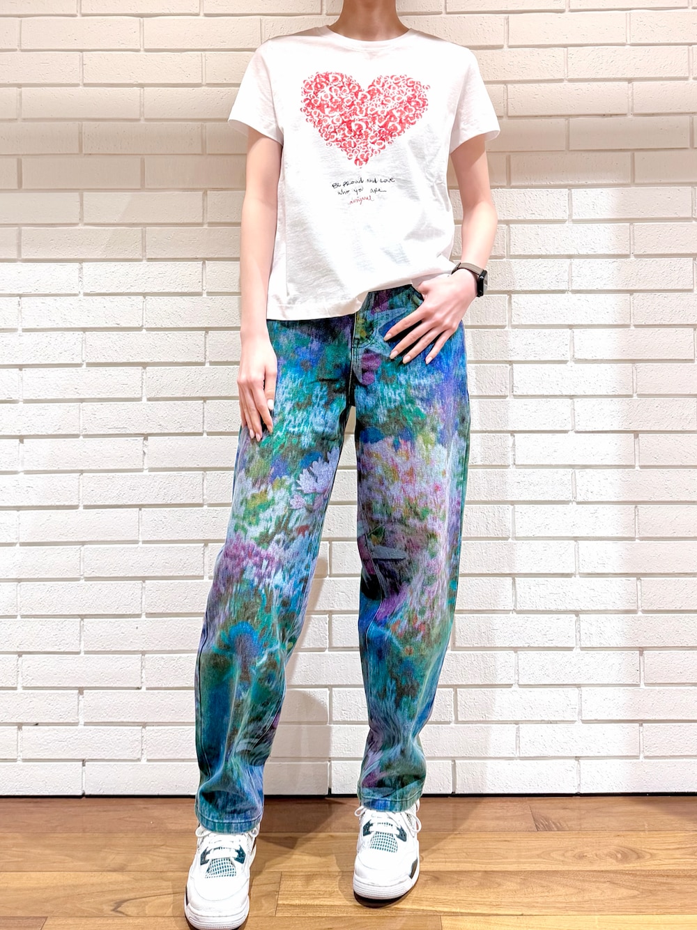 ホワイト系のTシャツ/カットソー、ブルー系のデニムパンツを着用したレディースの春コーディネートの1枚目の写真