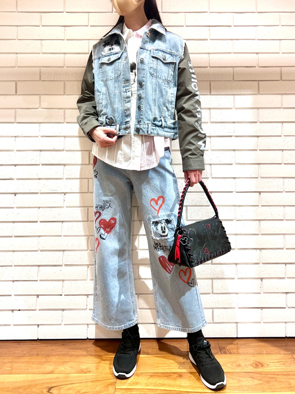 ホワイト系のシャツ/ブラウス、ブルー系のデニムジャケット、ブルー系のデニムパンツを着用したレディースの冬コーディネートの1枚目の写真