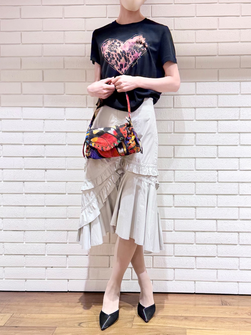ブラック系のTシャツ/カットソー、ホワイト系のスカート、その他のハンドバッグを着用したレディースの夏コーディネートの1枚目の写真