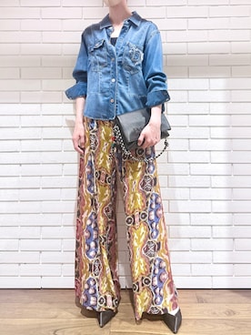 「Desigual（デシグアル）のミディアムウォッシュブルー　デニムロゴワッペン付きショートジャケット【ストレートシルエット】（デニムジャケット、ブルー系）」を使った、Desigual 西宮阪急 STAFFさん（レディース・170cm）の春コーディネート