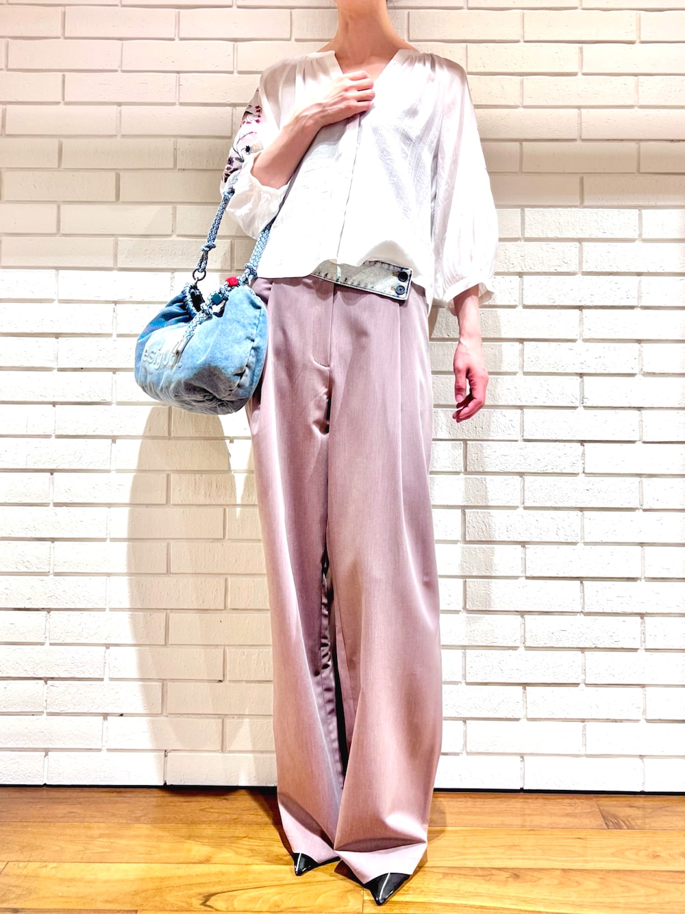 ホワイト系のシャツ/ブラウス、レッド系のその他パンツ、ブルー系のショルダーバッグを着用したレディースの春コーディネートの1枚目の写真
