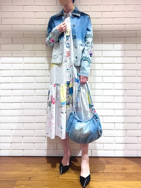 「Desigual（デシグアル）のカラフル花柄刺繍 グラデーションデニムジャケット 2026年春夏 新作（デニムジャケット、ブルー系）」を使った、Desigual 西宮阪急 STAFFさん（レディース・170cm）の春コーディネート