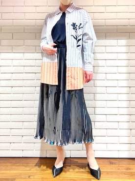 「Desigual（デシグアル）のストライプ柄のロングシャツ（シャツ/ブラウス、ブラック系）」を使った、Desigual 西宮阪急 STAFFさん（レディース・170cm）の春コーディネート