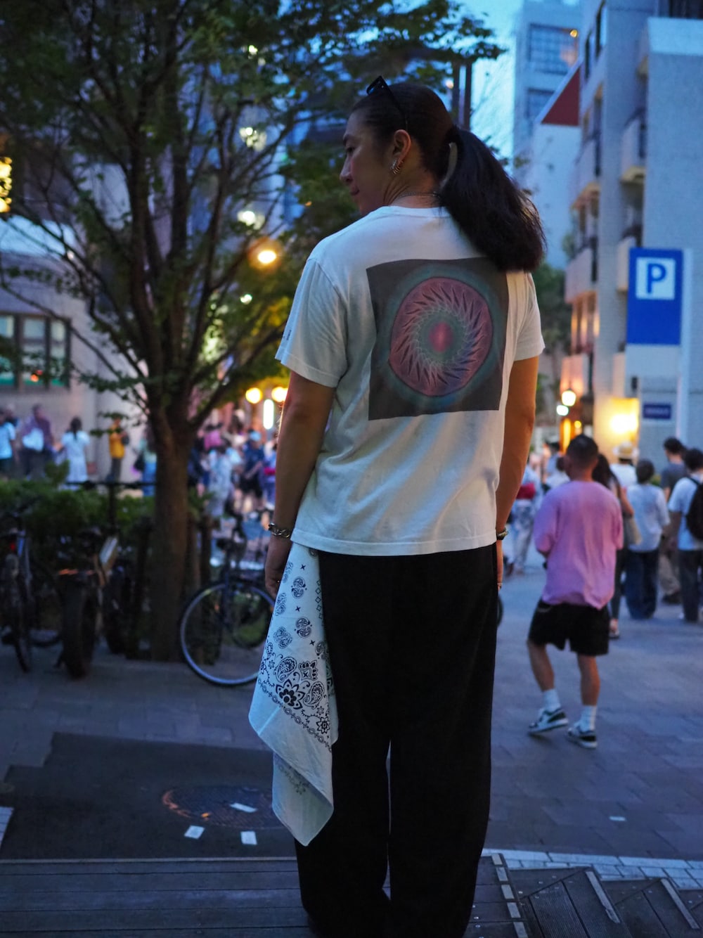 「お出かけコーデ、祭り、麻布十番、Tシャツ、夏コーデ、スラックス、サングラス、バンダナ、アクセサリー、サイケデリック、アート、オリジナル、シンプルコーデ、革靴、メンズファッション」｜「ProjectHacoのアイテム（Tシャツ/カットソー、ホワイト系）」を使った、takagakishowさん（メンズ・173cm）の夏コーディネートの1枚目の写真