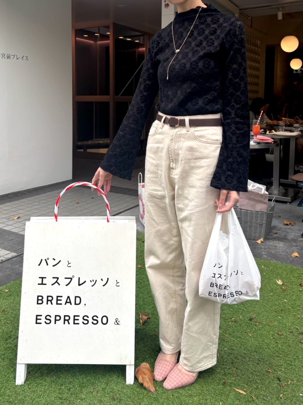 「シンプルスタイル、カジュアルスタイル、レーストップス、デニム、パンプス、classicalelf、おしゃれさんと繋がりたい」｜「classicalelfの華やかさ漂う大人レディな印象。フラワー起毛レースフレア袖ハイネックプルオーバー（Tシャツ/カットソー、ブラック系）」を使った、さやぽんぬ。さん（骨格ウェーブ・レディース・163cm）の夏コーディネートの1枚目の写真