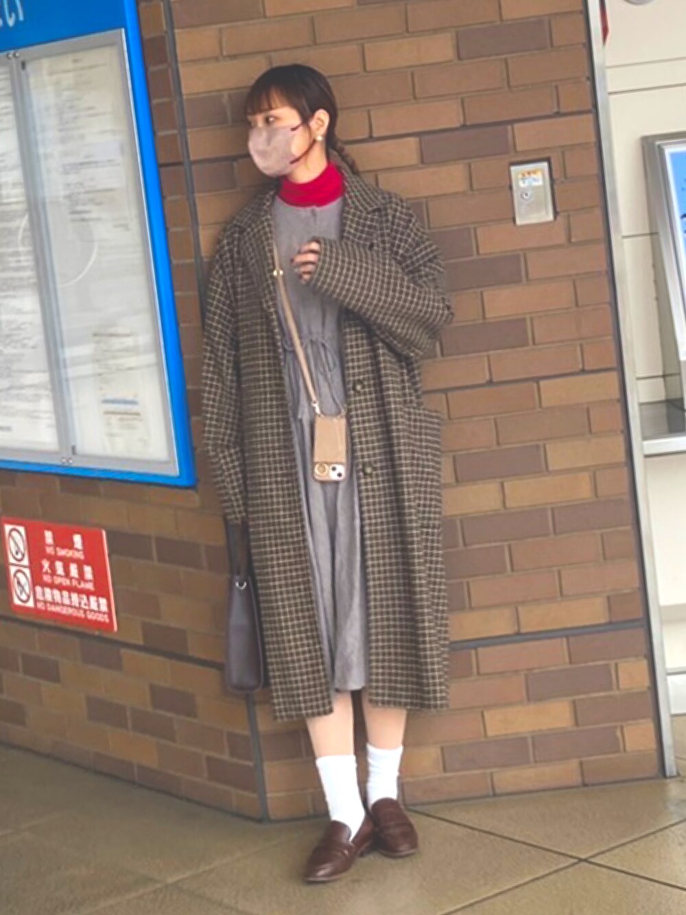 「シンプルコーデ、プチプラ、ロングコート、ワンピース、so4u、タートルネック、UNIQLO、ローファー、おしゃれさんと繋がりたい」｜「UNIQLOのエクストラファインメリノタートルネックセーター（長袖）（ニット/セーター、レッド系）」を使った、さやぽんぬ。さん（骨格ウェーブ・レディース・162cm）の冬コーディネートの1枚目の写真