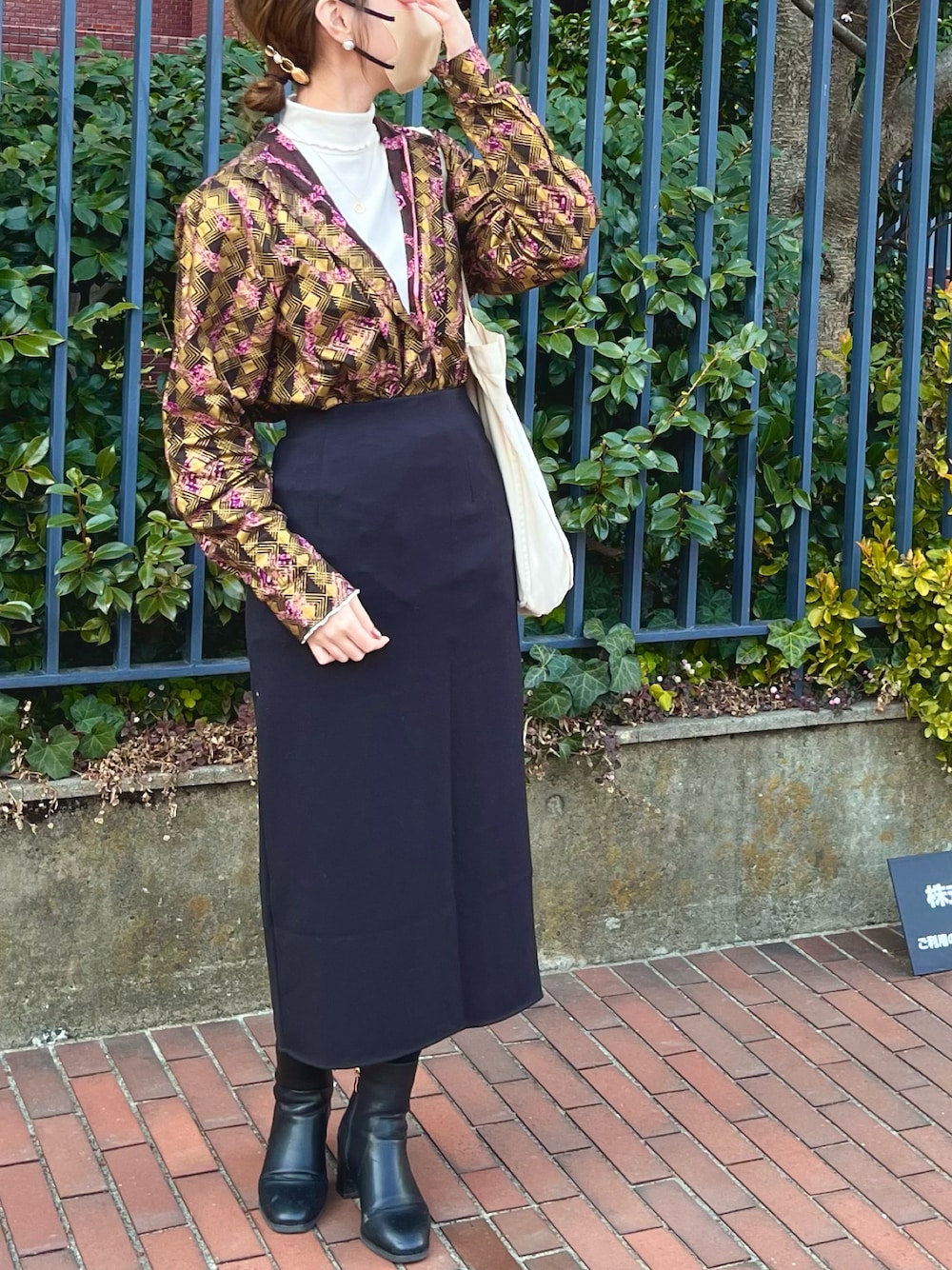 「お出かけコーデ、カジュアルコーデ、古着、柄シャツ、Kastane、タートルネック、UNIQLO、タイトスカート、ブーツ、おしゃれさんと繋がりたい」｜「UNIQLOのストレッチダブルフェイスナロースカート（スカート、ブラック系）」を使った、さやぽんぬ。さん（骨格ウェーブ・レディース・162cm）の冬コーディネートの1枚目の写真