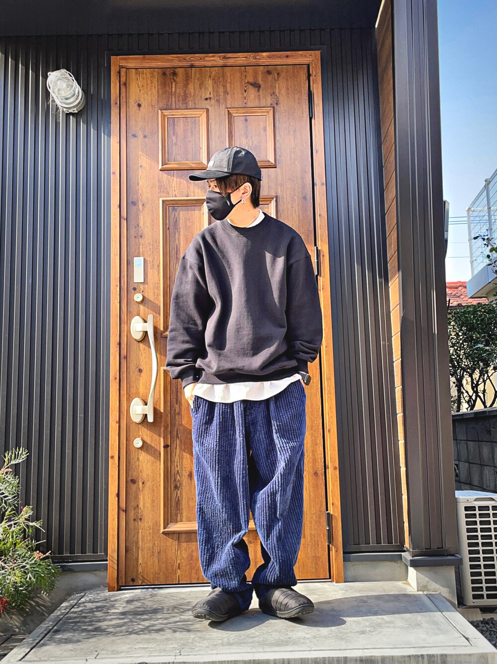 「大人カジュアル、おしゃれさんと繋がりたい、いいね、save、フォローお願いします🤑、シンプルコーデ、秋冬コーデ、オトナカジュアル、ストリート、ラクチンコーデ、アメカジコーデ、ワンマイルウェア、ワンマイルコーデ、スウェット、スウェットコーデ、レイヤードスタイル、レイヤード」｜「FREAK'S STOREのWEB限定 12oz ヘビーウェイト ビッグシルエット クルーネックスウェット/リンガースウェット（スウェット、ブラック系）」を使った、ちゅんさん（メンズ・178cm）の冬コーディネートの1枚目の写真