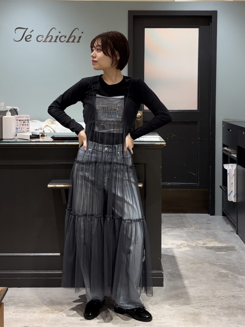 「春のおしゃ見えテクニック、テチチ(Te chichi)、Te chichi(Te chichi)、Tシャツ、ロンT、プリントT、シアーワンピース、デニム、デニムパンツ、休日スタイル、お出かけコーデ、お洒落さんとつながりたい、着回しコーデ、重ね着、レイヤードスタイル」｜「Te chichiのタッセルローファー（ローファー、ブラック系）」を使った、minamichanさん（レディース・163cm）の春コーディネートの1枚目の写真