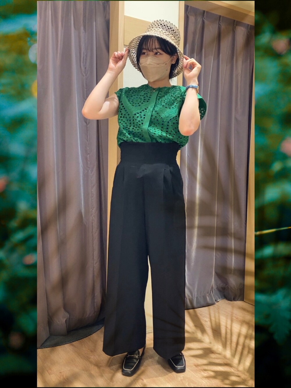 「テチチ(Te chichi)、Te chichi(Te chichi)、夏コーデ、高身長女子、ハイウエストパンツ、グリーン、ボタニカル、ハット、休日コーデ、パンツコーデ、ノースリーブ、リゾートスタイル、キレイめコーデ、きれいめ」｜「Te chichiのスカラップエンブロイダリーブラウス（シャツ/ブラウス、グリーン系）」を使った、minamichanさん（レディース・162cm）の夏コーディネートの1枚目の写真