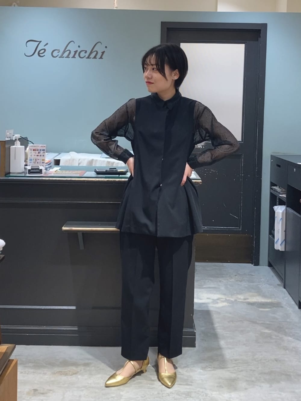 「テチチ(Te chichi)、Te chichi(Te chichi)、Te chichi、ゴールドパンプス、入学式、卒業式、オフィスカジュアル、シアーシャツ、オールブラック、ジレベスト、ジレ、パンツスタイル、通勤コーデ、レイヤードスタイル、シャツスタイル」｜「Te chichiのTストラップパンプス（パンプス、ゴールド系）」を使った、minamichanさん（レディース・163cm）の冬コーディネートの1枚目の写真