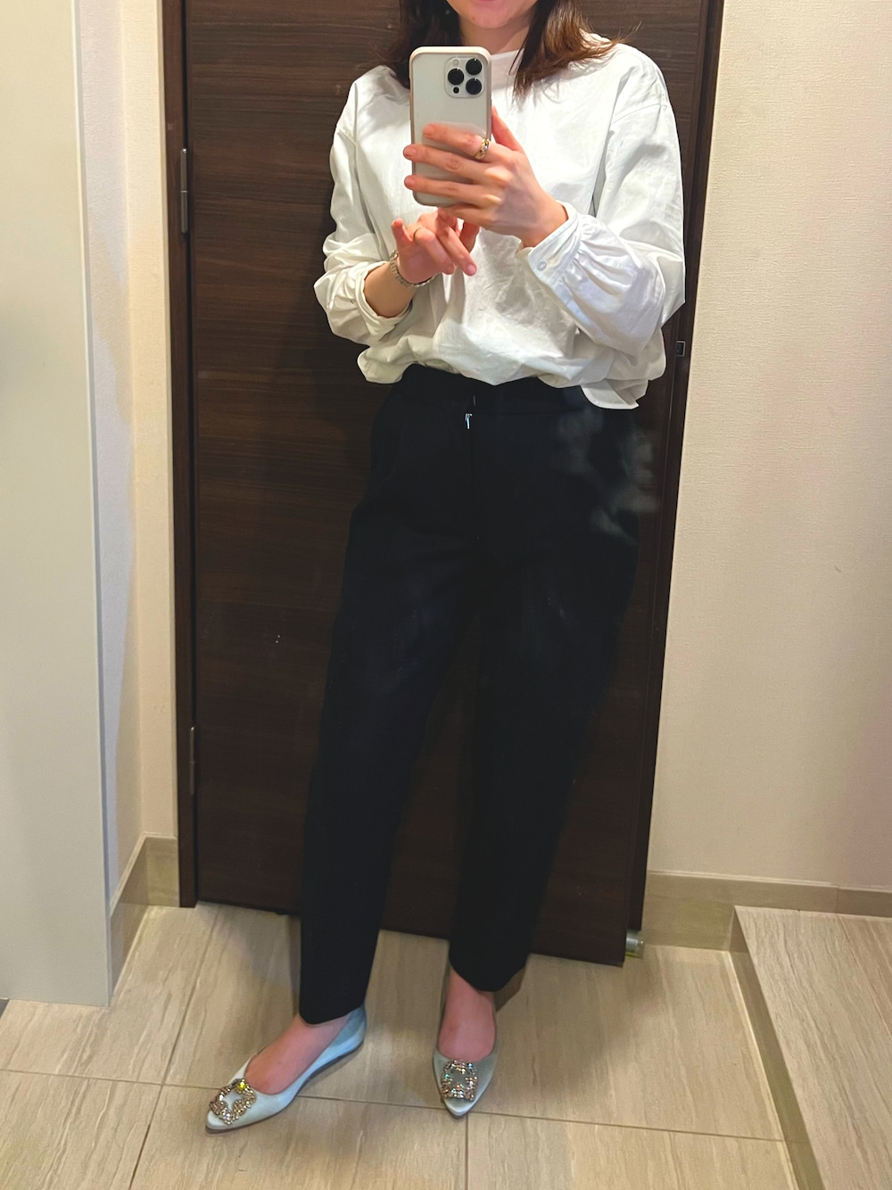 「モノトーン、きれいめカジュアル、テーパードパンツ、ブラウスコーデ」｜「Manolo Blahnikのアイテム（パンプス、ブルー系）」を使った、yuyuuuu12さん（レディース・160cm）の冬コーディネートの1枚目の写真