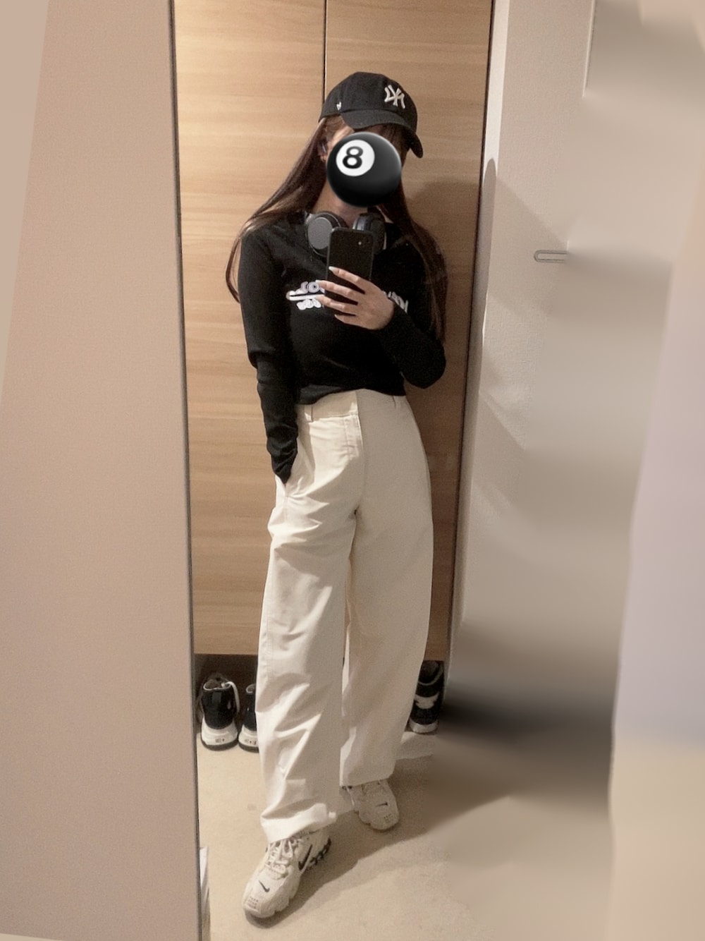 「モノトーン、黒Tシャツ、オトナカジュアル、シンプルスタイル、韓国ファッション、ユニクロ、ユニクロコーデ、ワイドパンツ、白パンツ、白パンツコーデ、お出かけコーデ、ベーシック、やっぱり帽子が好き」｜「GLAMOROUS JANEのテレコヘンリーネッククロップド丈プリントロンT（Tシャツ/カットソー、ブラック系）」を使った、A🎱さん（骨格ストレート・レディース・155cm）の春コーディネートの1枚目の写真