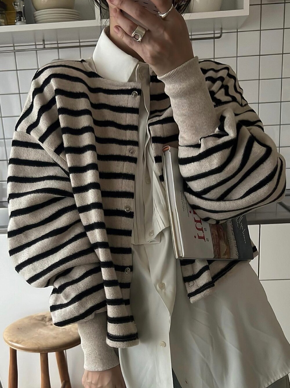 ベージュ系のその他トップスを着用したレディースの冬コーディネートの1枚目の写真