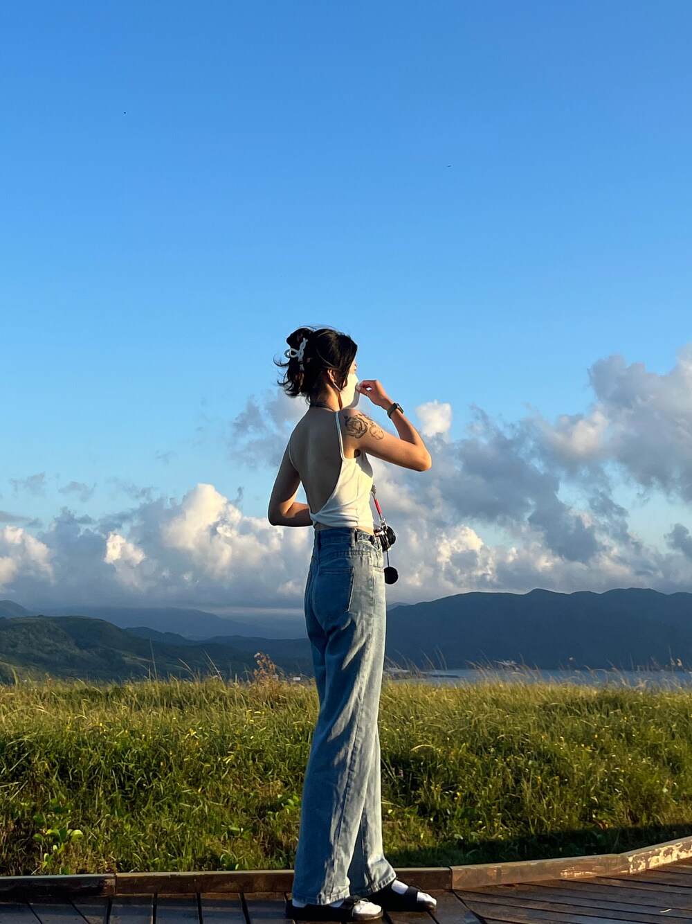 「日出、Kenting、230918」｜「蝦皮のアイテム（デニムパンツ、ブルー系）」を使った、Wenchen Liuさん（レディース・160cm）の秋コーディネートの1枚目の写真