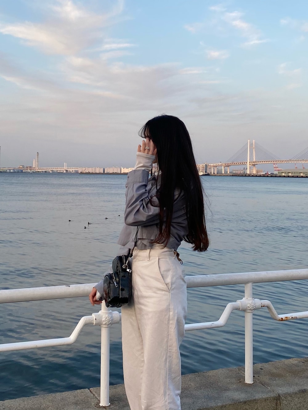 「海、海コーデ、高身長女子、高身長コーデ、秋冬、休日コーデ、おしゃれさんと繋がりたい、パンツスタイル、秋服、レイヤードスタイル、プチプラ、秋コーデ、パンツコーデ、秋、休日」｜「GUのアイテム（デニムパンツ、ホワイト系）」を使った、냥냥さん（レディース・165cm）の秋コーディネートの1枚目の写真