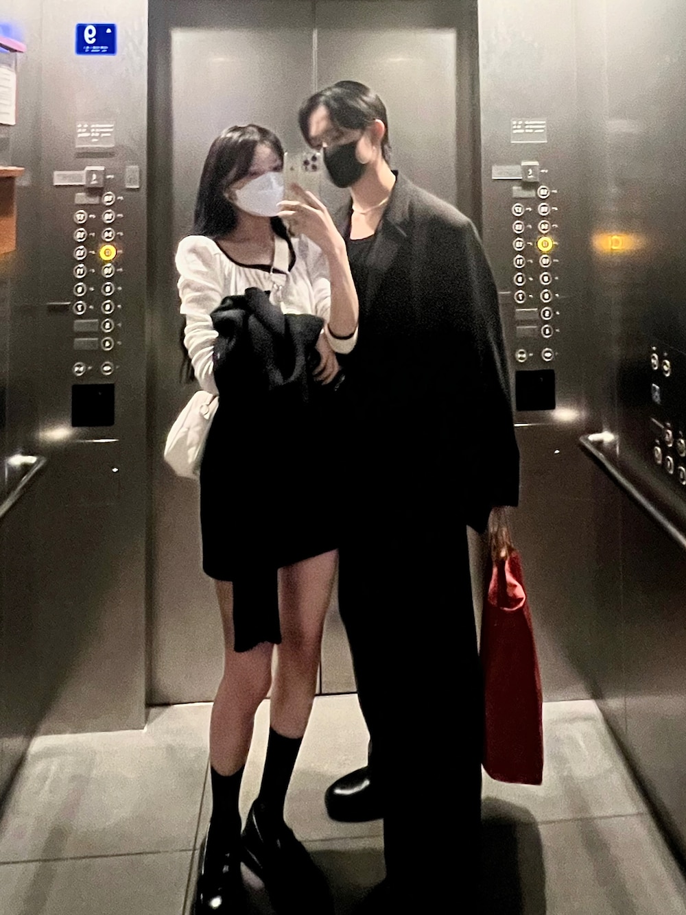 「秋のコーデ、おしゃれさんと繋がりたい、休日コーデ、ブラックコーデ、高身長女子、高身長コーデ、デート、シミラールック、リンクコーデ、モノトーン、韓国ファッション、未来のWEARISTAプロジェクト」｜「DHOLICの配色リブTシャツ（Tシャツ/カットソー、ホワイト系）」を使った、냥냥さん（レディース・165cm）の秋コーディネートの1枚目の写真